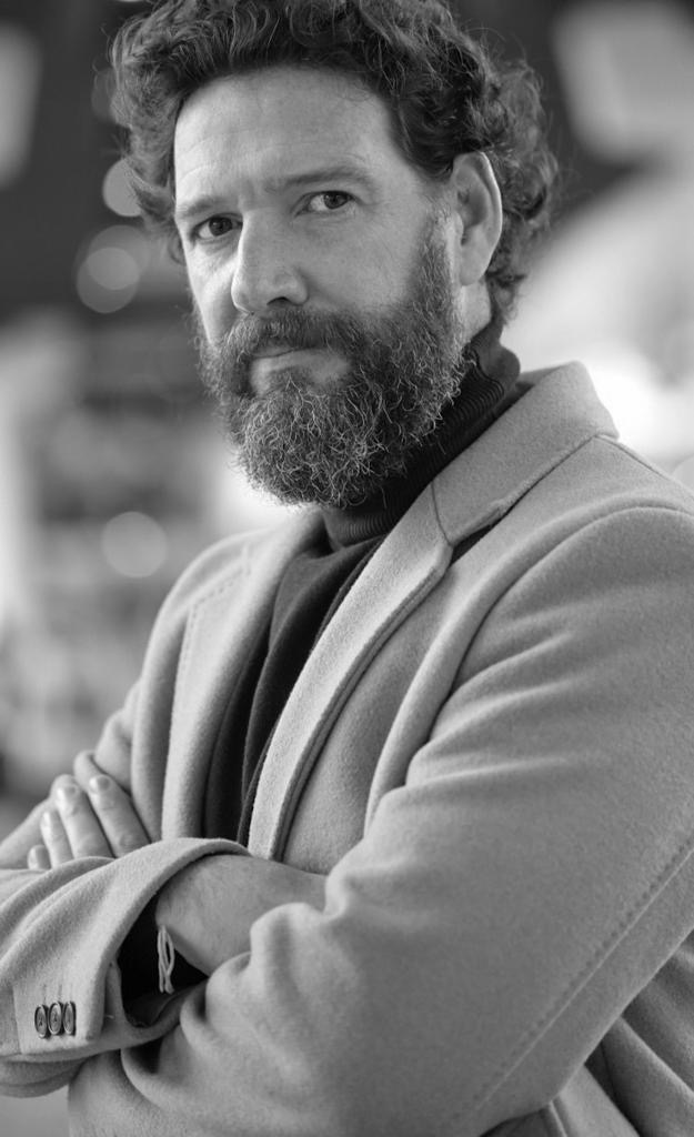 Retrato en blanco y negro de Ramón Maqueda con los brazos cruzados